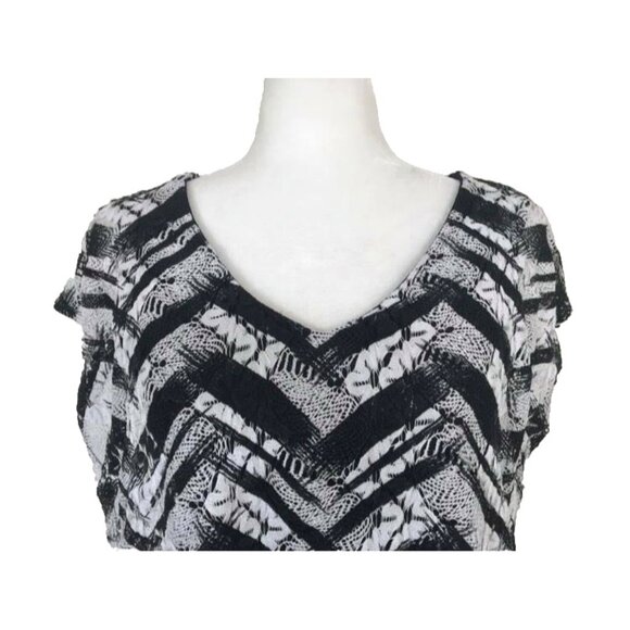 FRANK LYMAN Crochet Asymmetrical Overlay Tunic Top Size 6 White Black Tank - Picture 2 of 9